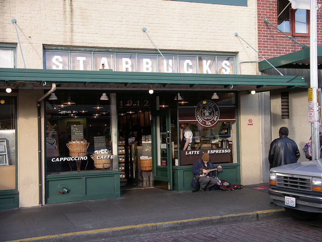 Phép màu nào đưa Starbucks từ một cửa hàng rang cafe thành chuỗi thương hiệu trị giá trăm tỉ đô? - Ảnh 2.
